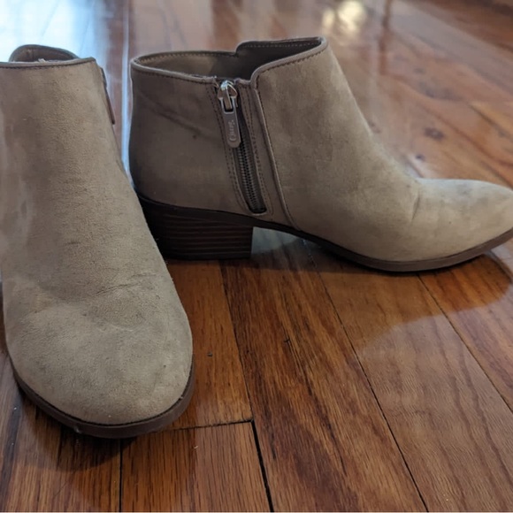 Never worn gray ankle boots with fringe - Picture 2 of 2